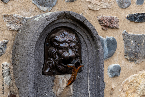 Fontaine avec une tête de lion dans un petit village sur la place centrale