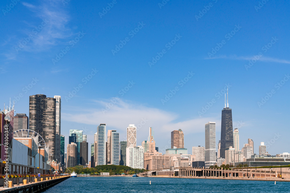 Fototapeta premium A picturesque view of Downtown skyscrapers of Chicago skyline panorama over Lake Michigan at morning time, Chicago, Illinois, USA