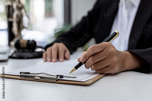 Fotografi A male lawyer is signing a plea agreement with a client in a fraud case, in which the client has filed a lawsuit against an employee at a company that commits the fraud