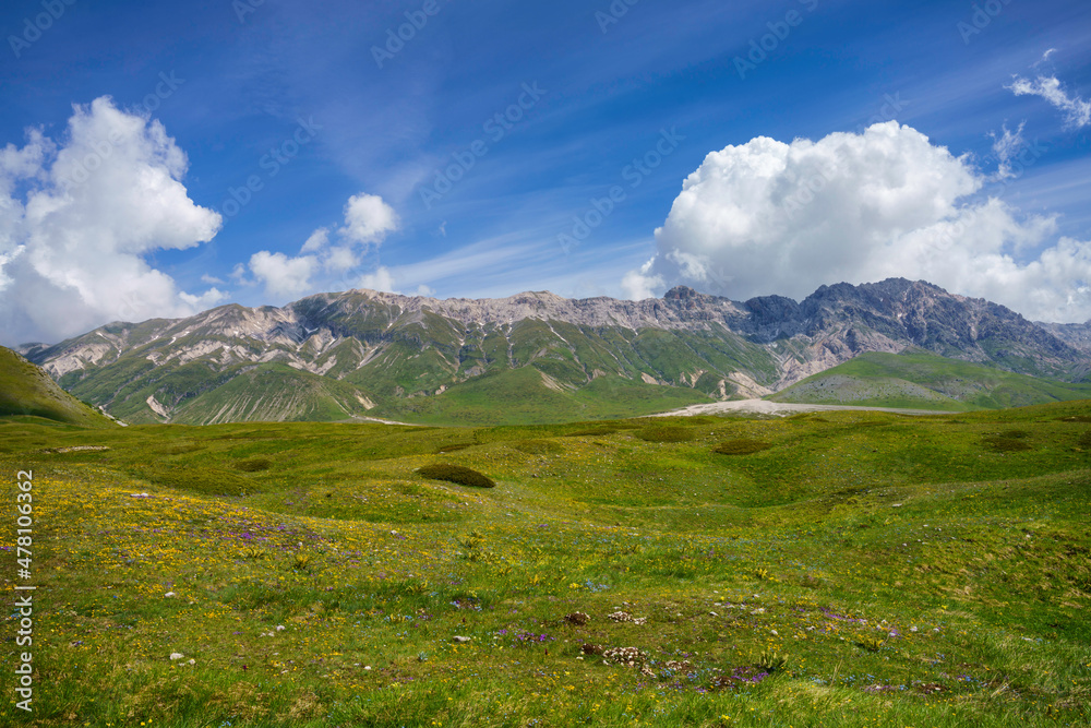 Fototapeta premium Mountain landscape at Gran Sasso Natural Park, in Abruzzo, Italy