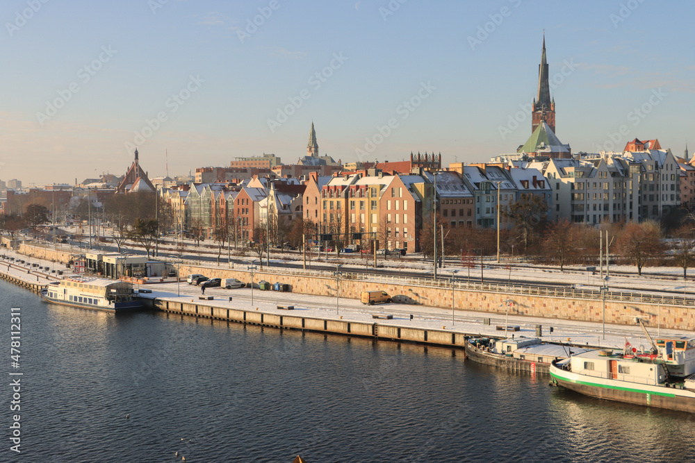 Winter in Stettin (Szczecin); Uferfront der Altstadt am Bollwerk von der Schnellstrassenbrücke gesehen - obrazy, fototapety, plakaty 