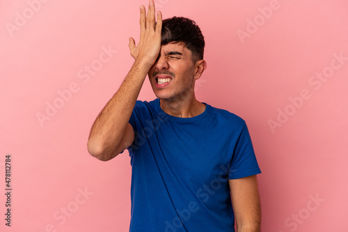 Young mixed race man isolated on pink background forgetting something, slapping forehead with palm and closing eyes Fototapet