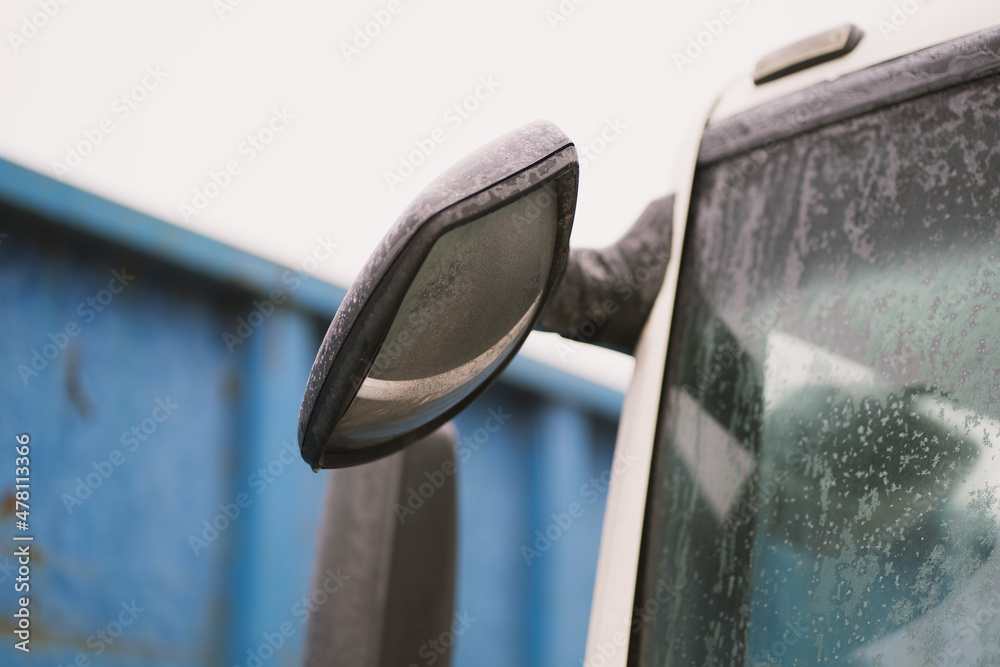 Additional mirror on the truck for improved visibility and visibility. Additional mirror on the truck for improved visibility and visibility.