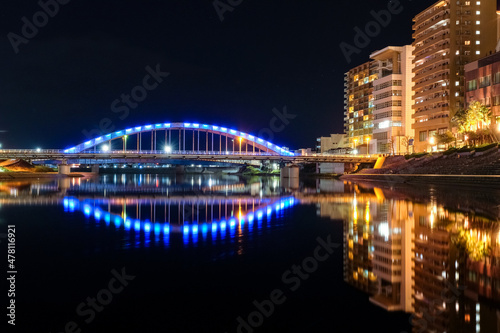 静岡県沼津市 夜の狩野川、ライトアップされた御成橋