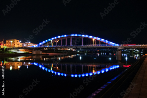 静岡県沼津市 夜の狩野川、ライトアップされた御成橋