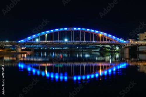 静岡県沼津市 夜の狩野川、ライトアップされた御成橋 © 健太 上田