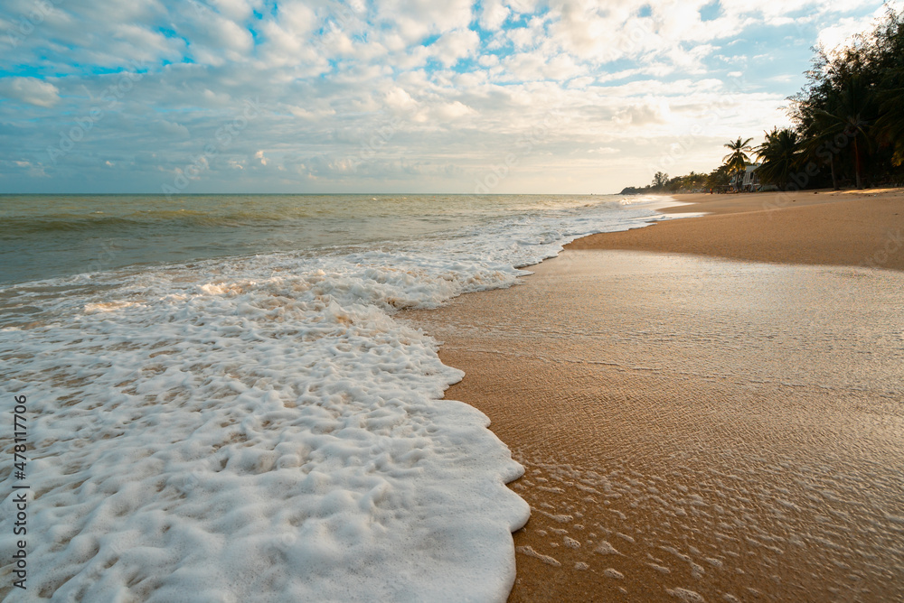 Obraz premium White clouds in the blue sky over tropical beach