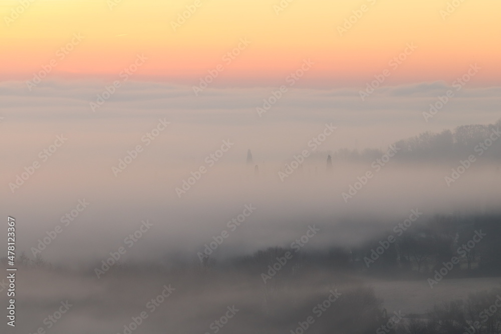 panorama con nebbia
