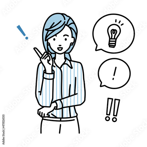 立って素晴らしいアイデアをひらめいたブラウスの女性 フキダシに電球と感嘆符のセット