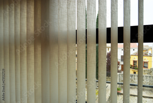 Konstfotografi Cortinas de lamas verticales de tela para graduar la luz ambiental de las ventanas de una casa