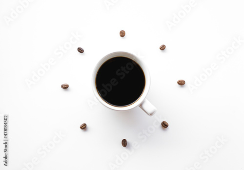 Billede på lærred Black coffee cup on white background with Coffee beans arrange as forming clock