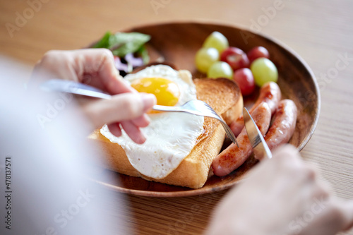朝ごはんを食べる女性の手元