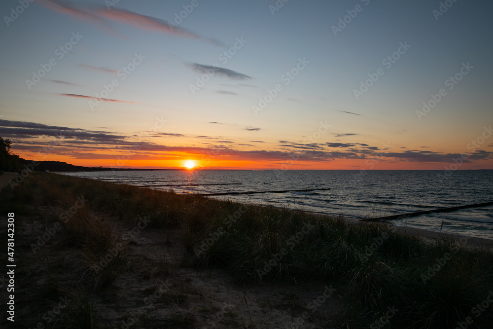 Sonnenuntergang am Strand mit Blick aufs Meer Wasser Küste