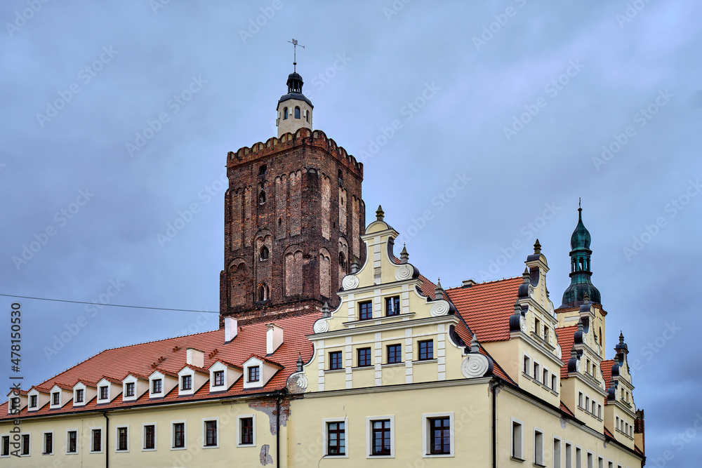 Historisches Rathaus Gubin mit dem Turm der im Zweiten Weltkrieg zerstörten Stadt- und Hauptkirche