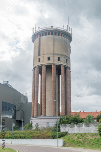 The 40-meter high tower, by the force of natural pressure, distributed water to the apartments, collected in a huge reservoir.