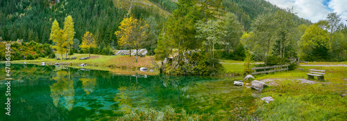 Malerischer Fischteich in den österreichischen Alpen mit schöner Spiegelung. Der Blausee im Obersulzbachtal. photo