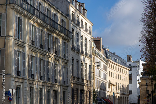 rue à paris : façade de bâtiments hausmaniens à paris