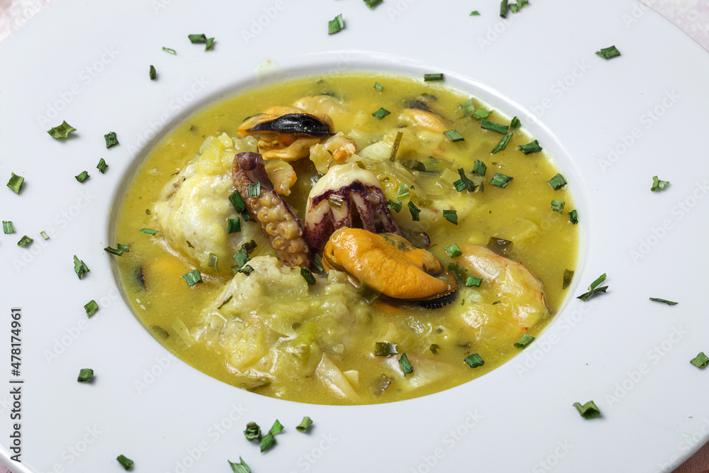 Snuff dish with squid, prawns and mussels in green sauce Snuff dish with squid, prawns and mussels in green sauce