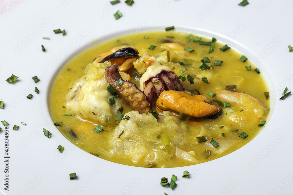 Snuff dish with squid, prawns and mussels in green sauce Snuff dish with squid, prawns and mussels in green sauce