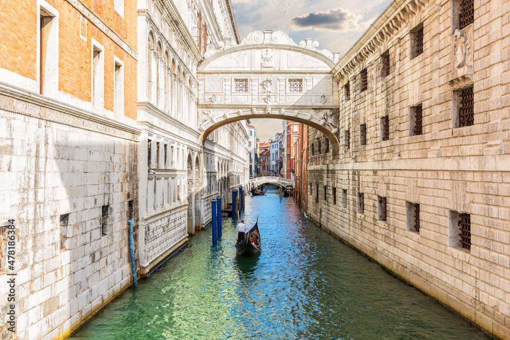 Obraz premium Bridge of Sighs, famous landmark of Venice, Italy