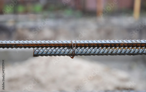 Fotografía A close-up of steel reinforcement bars, iron bars with binding wires to reinforce the house construction