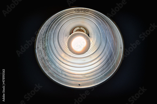 Φωτογραφία Incandescent work light on black background in HDR