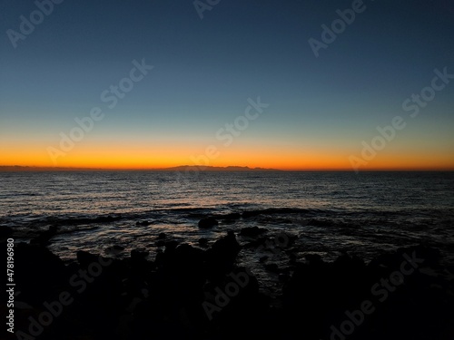Amanecer con la isla de Gran Canaria en el horizonte al amanecer