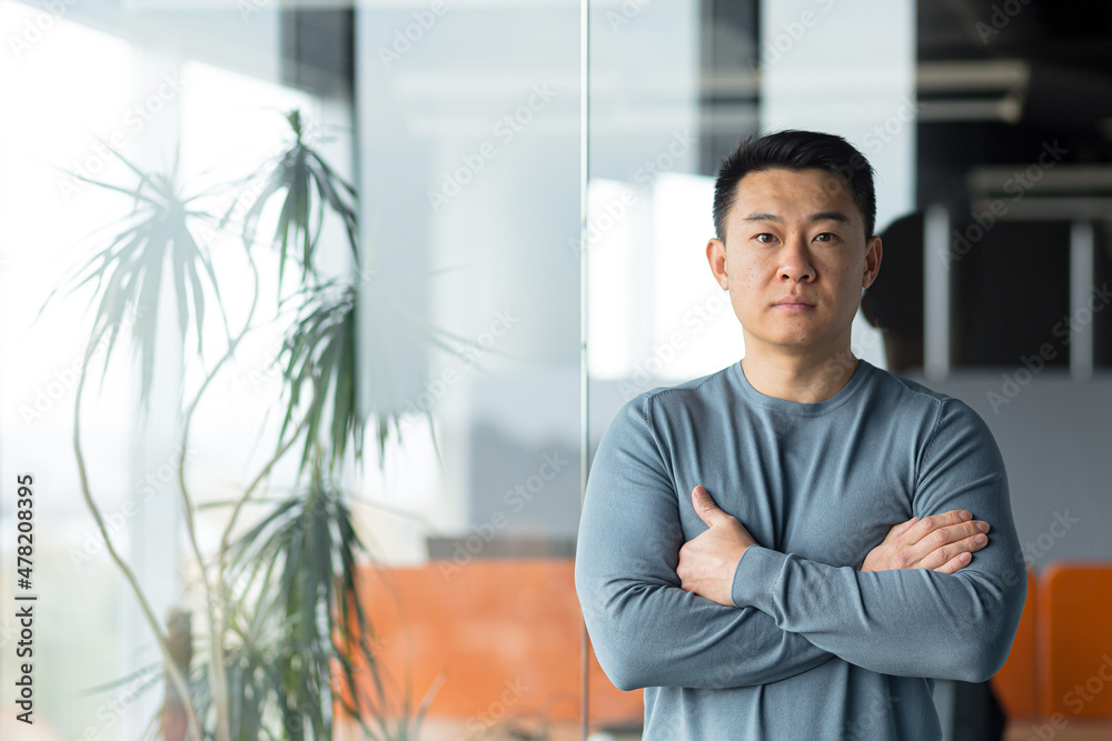 portrait of asian freelance businessman in modern office, man with arms crossed looking seriously at camera - obrazy, fototapety, plakaty 