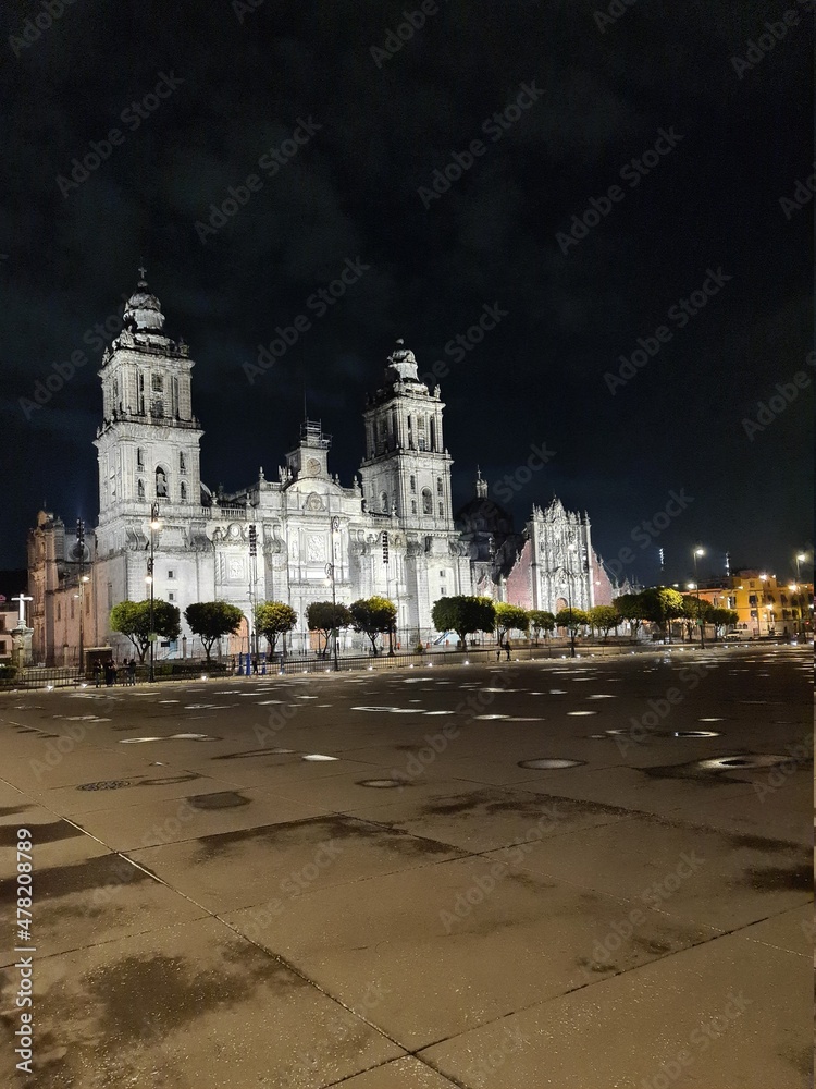 Fototapeta premium Edifico de noche en la ciudad