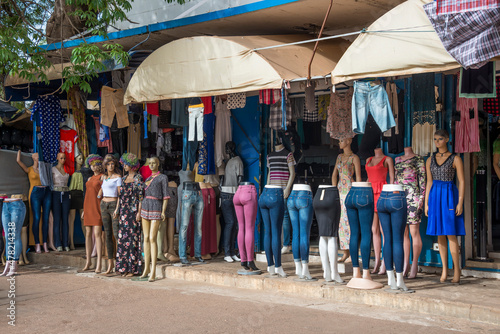 Maniquíes con ropas en el exterior de una tienda de la zona del Albert Market en Banjul, Gambia  photo