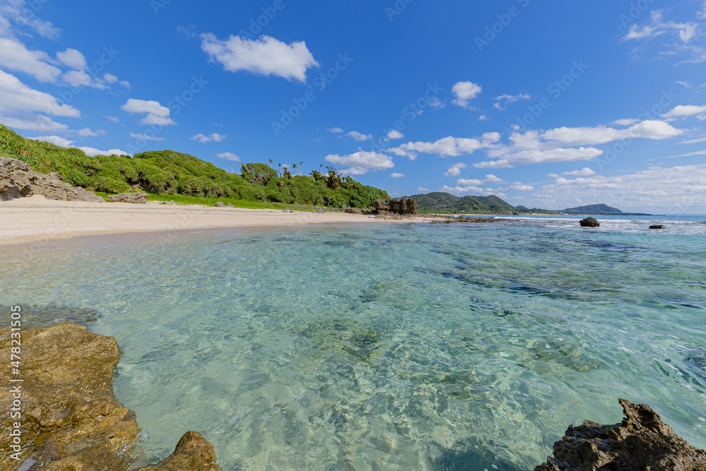 Fototapeta premium 奄美大島 龍郷町赤尾木海岸 奇岩群