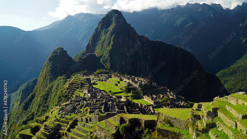 Obraz premium landscape machu picchu with mountains 2