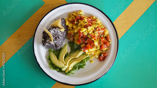 Schilderij op canvas Mexican scrambled egg with avocado and beans