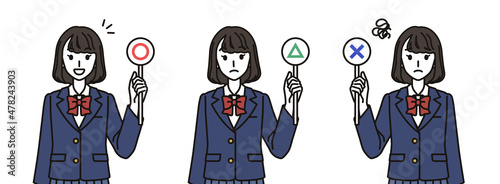まる・ばつ・さんかくの札を持つ女子中学生・高校生