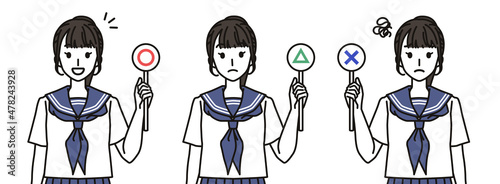 まる・ばつ・さんかくの札を持つセーラー服の女子中学生・高校生
