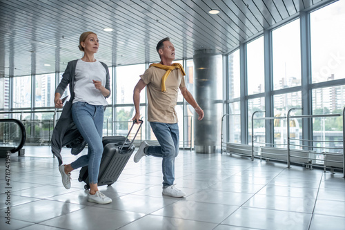 фотографія Two excited tourists hurrying to catch the flight