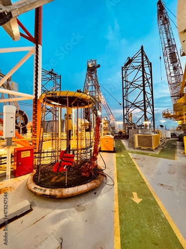 Personal basket for transfer people between offshore oil and gas production platform to crew boat in a bad weather condition.
