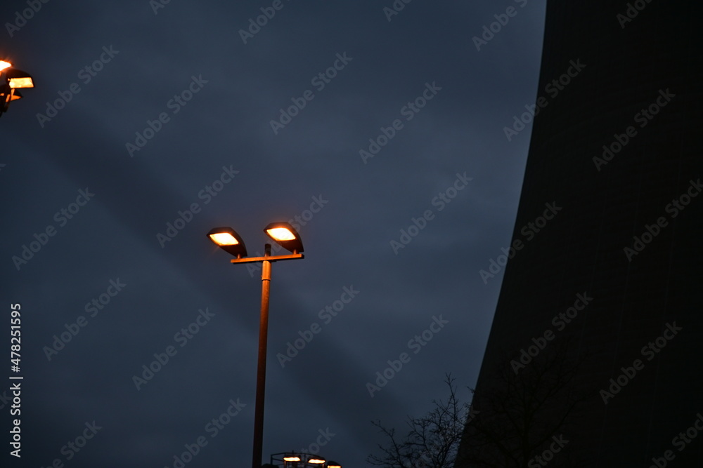 Laterne Straßenbeleuchtung in der Abenddämmerung