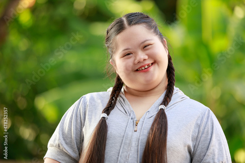 Foto Portrait shot of Asian young chubby down syndrome autistic autism little cute sc