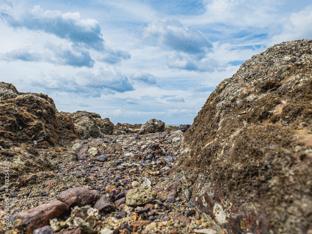 Obraz premium The rocks at the sea in the south of Thailand looking overlooking the sky and clouds.