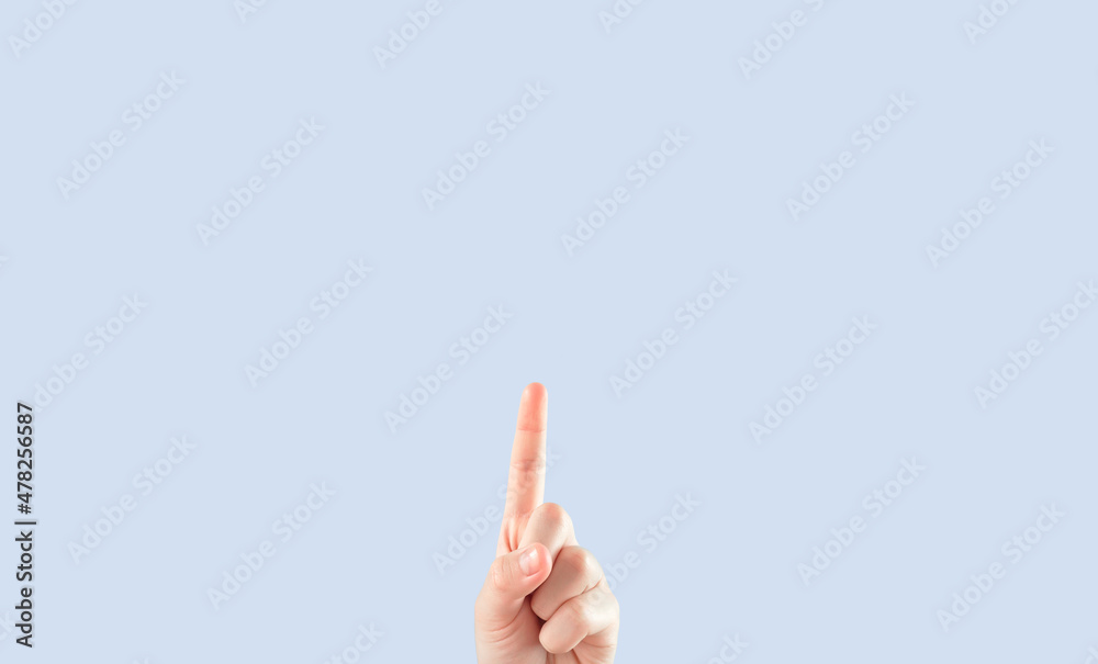 Hand expression. Child's hand pointing upwards. Raise your index finger. 手の表現。上方向を指している子供の手。人差し指を上に挙げる Hand expression. Child's hand pointing upwards. Raise your index finger. 手の表現。上方向を指している子供の手。人差し指を上に挙げる