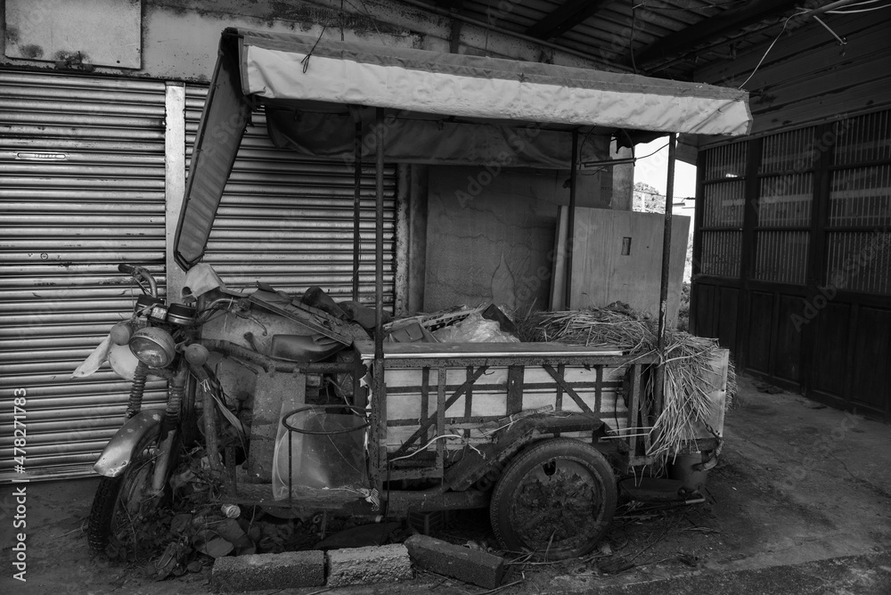 Obraz premium old farm tractor