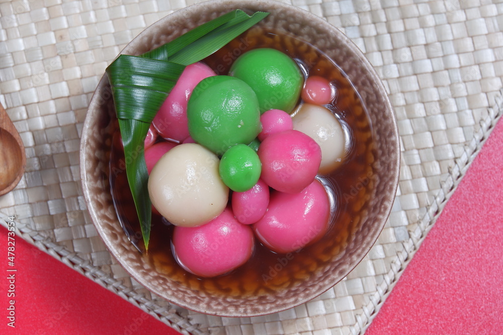  Tang Yuan sweet dumpling ball is a traditional Chinese sweet dessert for Mid-Autumn or Dongzhi (winter solstice festival) and Chinese New Year. In Indonesia, it is called ronde (wedang ronde).