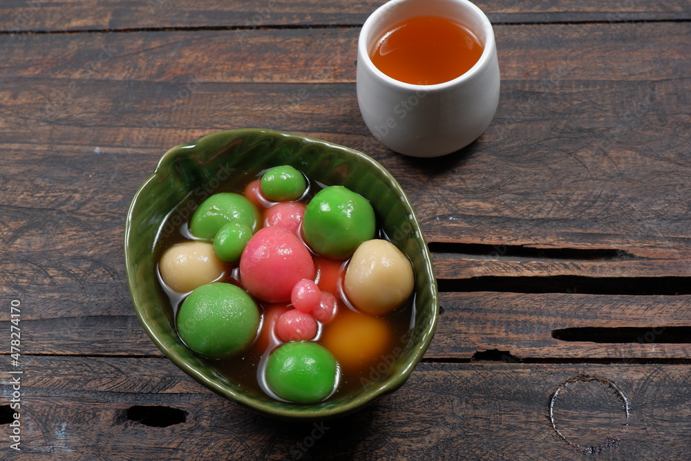 Tang Yuan sweet dumpling ball is a traditional Chinese sweet dessert for Mid-Autumn or Dongzhi (winter solstice festival) and Chinese New Year. In Indonesia, it is called ronde (wedang ronde). Tang Yuan sweet dumpling ball is a traditional Chinese sweet dessert for Mid-Autumn or Dongzhi (winter solstice festival) and Chinese New Year. In Indonesia, it is called ronde (wedang ronde).