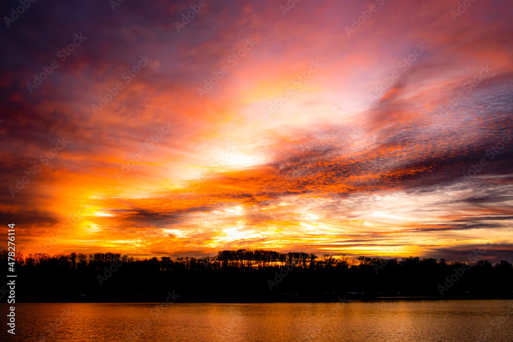 Wolkenformation am Ufer Baldeneysee Silhouette bei Sonnenuntergang