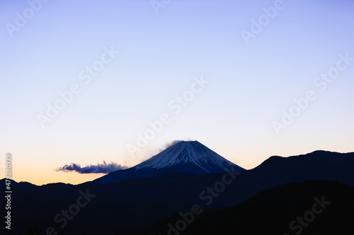 山梨県高下からの朝日の富士山（ダイヤモンド富士） © Yoshinori