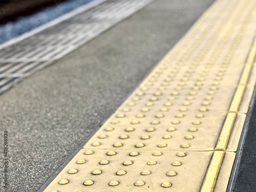 Fototapeta premium 駅のホームの点字ブロック