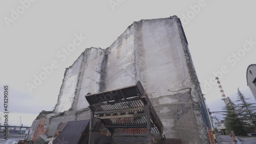 Facade of a building under construction.
Abandoned building site.