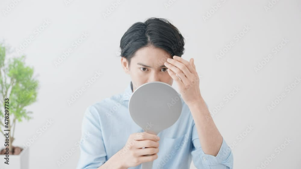 ヘアチェックをする若い男性