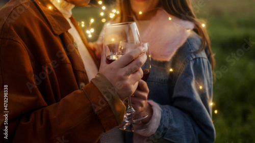 Photos Coppia di ragazza e ragazzo bevono vino per san valentino nella natura al tramon